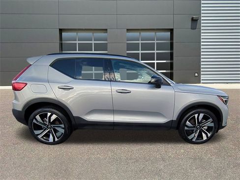 Used 2025 Volvo XC40 B5 Plus image 6