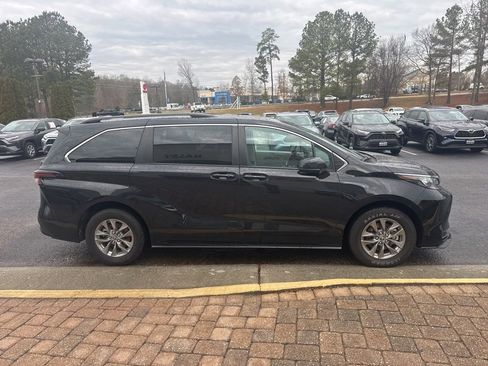 Used 2024 Toyota Sienna LE image 2