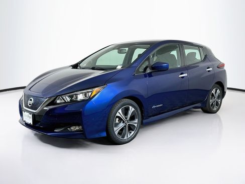 Used 2019 Nissan Leaf SV w/ SV Technology Package FWD image 3