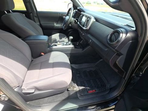 Used 2019 Toyota Tacoma TRD Sport image 30