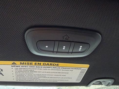 Used 2025 Chrysler Pacifica Select image 38