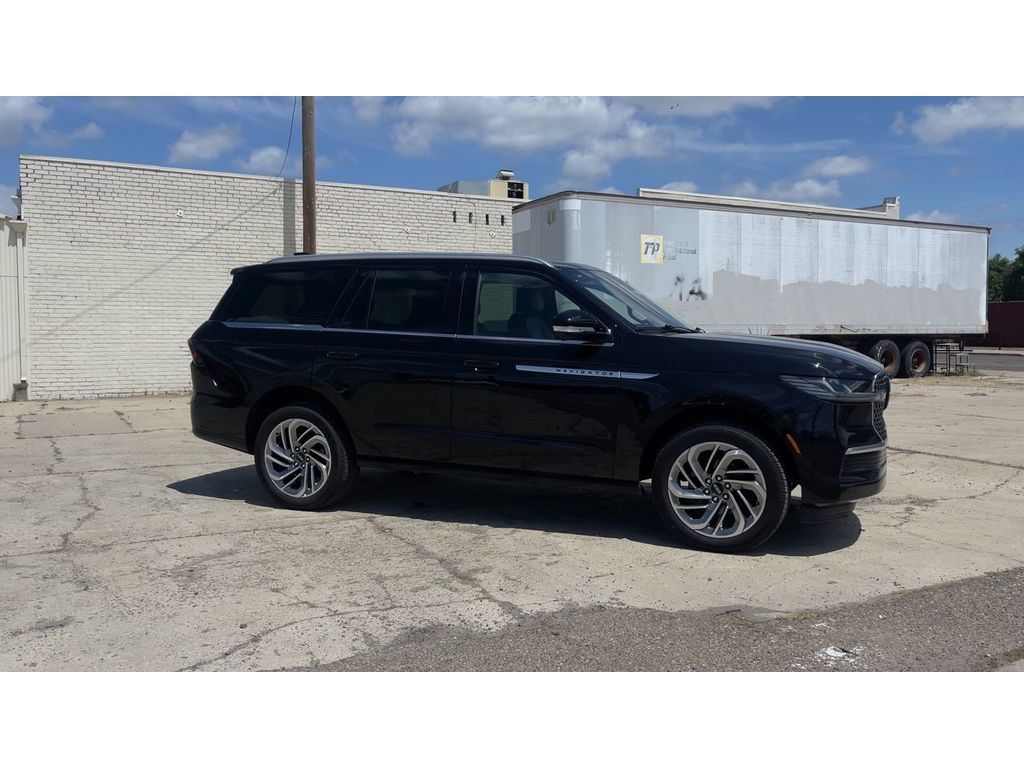Used 2025 Lincoln Navigator Reserve AWD/4WD image 4