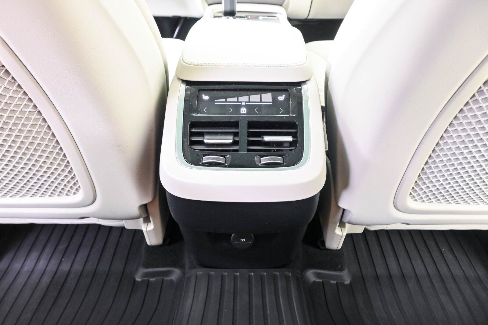 Certified 2024 Volvo XC90 B6 Plus w/ Protection Package AWD/4WD image 18