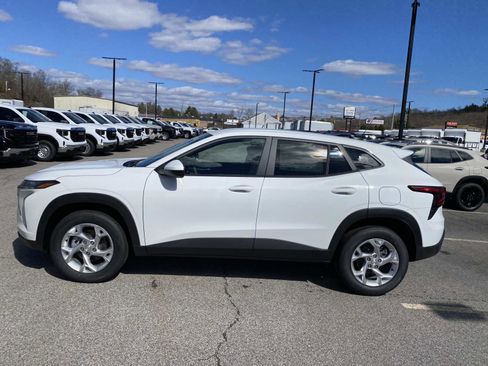 New 2026 Chevrolet Trax LS w/ LS Convenience Package FWD image 2