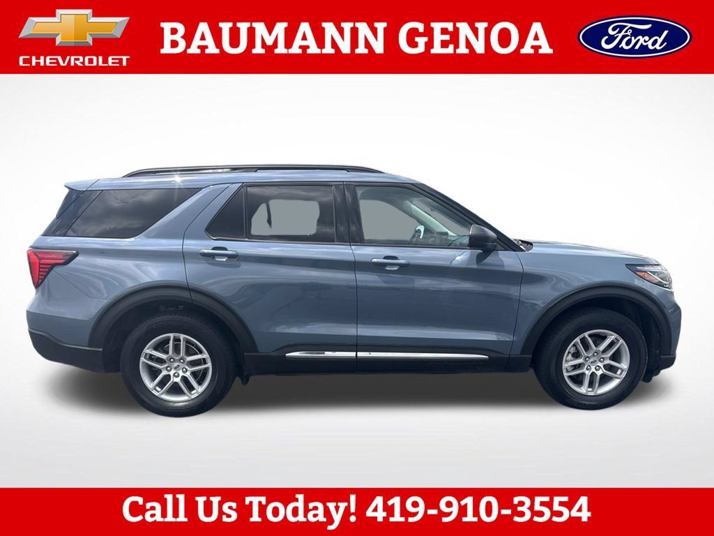 Used 2025 Ford Explorer Active AWD/4WD image 2