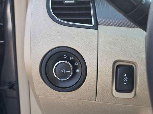 Used 2018 Ford Taurus SE image 14