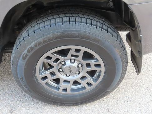 Used 2021 Toyota 4Runner Venture w/ Moonroof Package AWD/4WD image 17