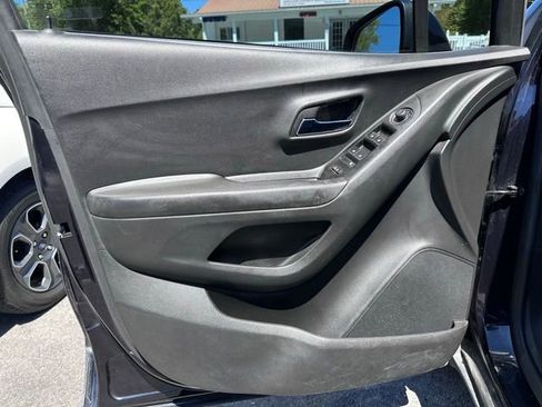 Used 2021 Chevrolet Trax LT w/ Sport Edition image 10