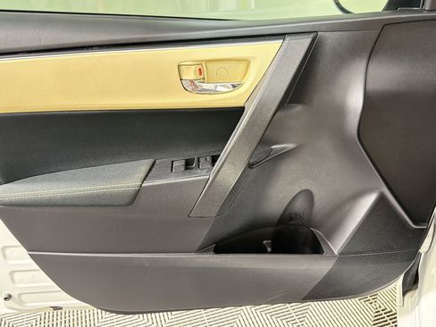 Used 2018 Toyota Corolla LE w/ LE Premium Package w/Moonroof FWD image 11
