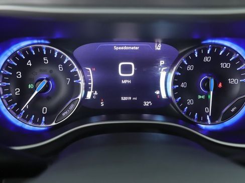 Used 2023 Chrysler Pacifica Touring-L image 21