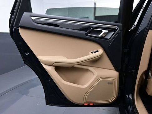 Certified 2025 Porsche Macan AWD/4WD image 13