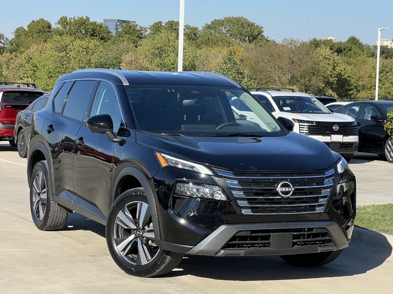 Used 2026 Nissan Rogue SL FWD image 2