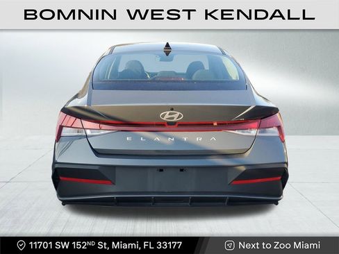 Used 2025 Hyundai Elantra SE image 5