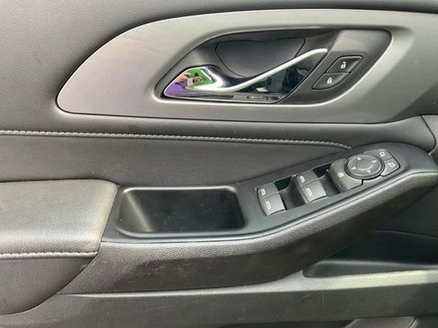 Used 2023 Chevrolet Traverse LT image 25