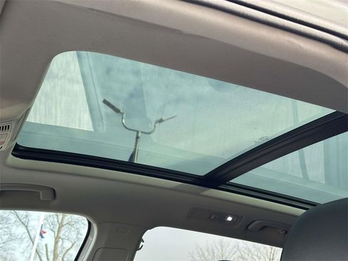 Used 2018 Volkswagen Tiguan SE w/ Panoramic Sunroof Package image 18