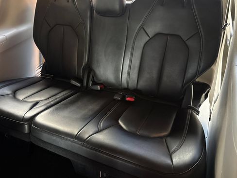 Used 2023 Chrysler Pacifica Touring-L FWD image 19