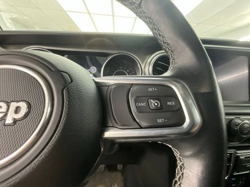 Used 2022 Jeep Wrangler Unlimited Sahara w/ Dual Top Group AWD/4WD image 18