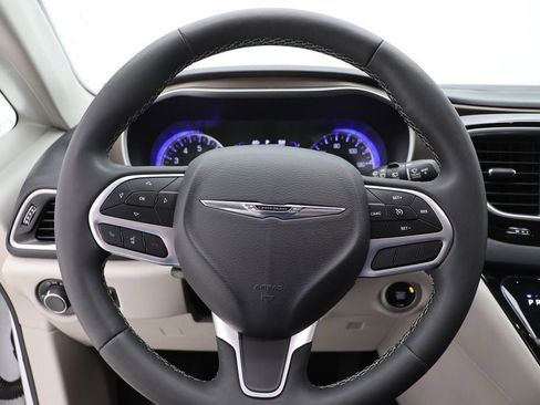 Used 2023 Chrysler Voyager LX image 16