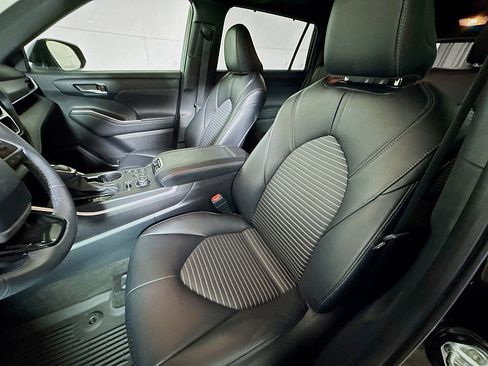 Used 2024 Toyota Highlander XSE image 11