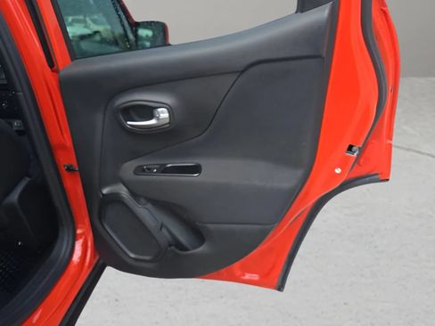 Used 2019 Jeep Renegade Latitude w/ Cold Weather Group AWD/4WD image 18