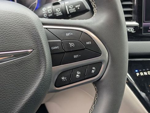 Used 2024 Chrysler Pacifica Touring-L image 19