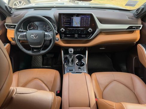 Used 2022 Toyota Highlander Platinum image 10