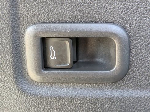 Certified 2025 Volkswagen Tiguan SE image 25