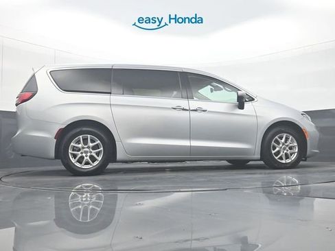 Used 2023 Chrysler Pacifica Touring-L FWD image 34