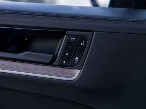 Certified 2025 Porsche Cayenne E-Hybrid AWD/4WD image 42