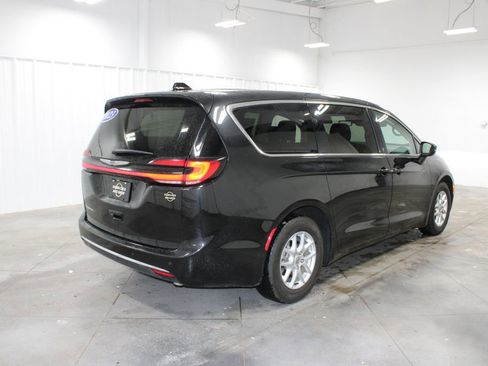 Used 2023 Chrysler Pacifica Touring-L FWD image 9