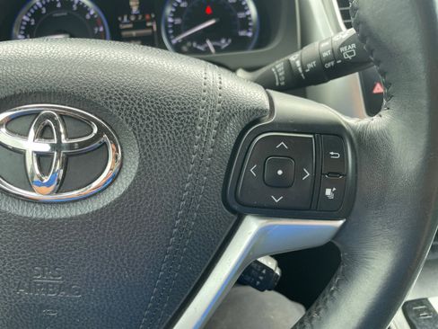 Used 2015 Toyota Highlander XLE FWD image 18