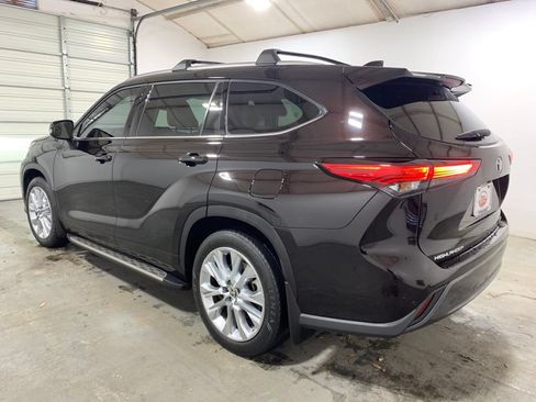 Used 2022 Toyota Highlander Limited FWD image 2