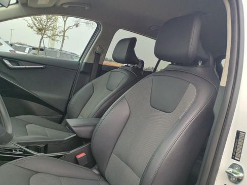 Used 2023 Kia Niro EX image 13