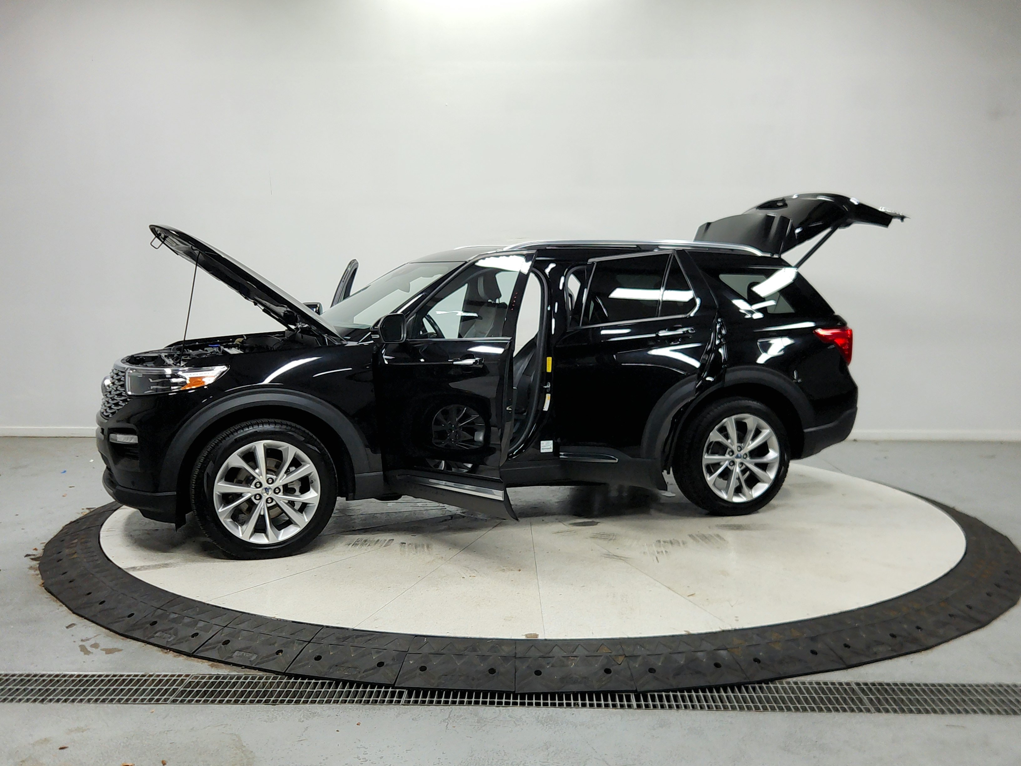 Used 2023 Ford Explorer Platinum w/ Technology Package AWD/4WD image 13