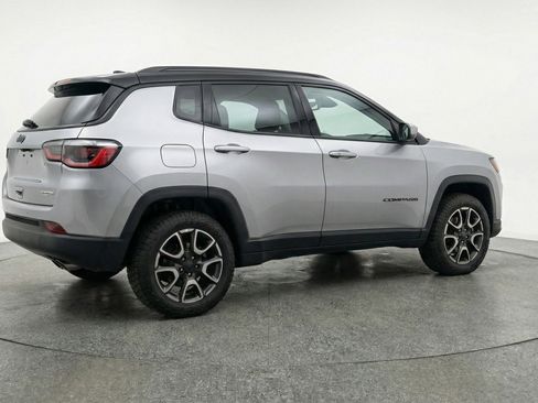 Used 2025 Jeep Compass Trailhawk image 7