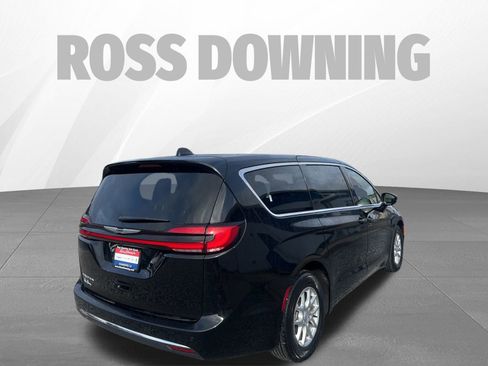 Used 2025 Chrysler Pacifica Select image 4