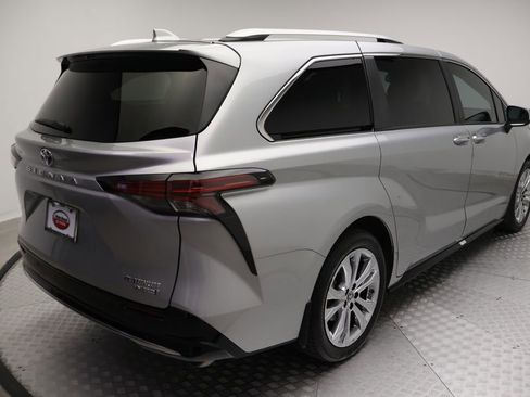 Certified 2024 Toyota Sienna Platinum FWD image 8