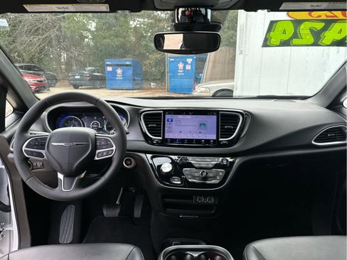 Used 2025 Chrysler Pacifica Select image 42