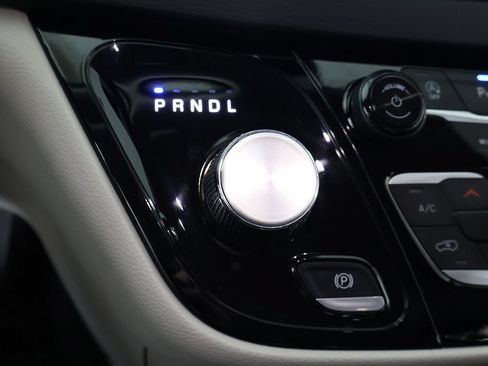 Used 2024 Chrysler Pacifica Touring-L FWD image 50