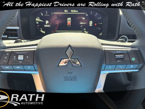 New 2025 Mitsubishi Outlander SE image 9