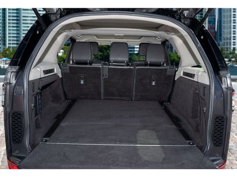 Used 2020 Land Rover Discovery SE image 9