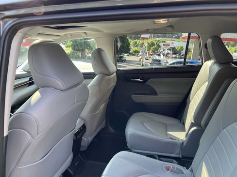 Certified 2024 Toyota Highlander XLE AWD/4WD image 14