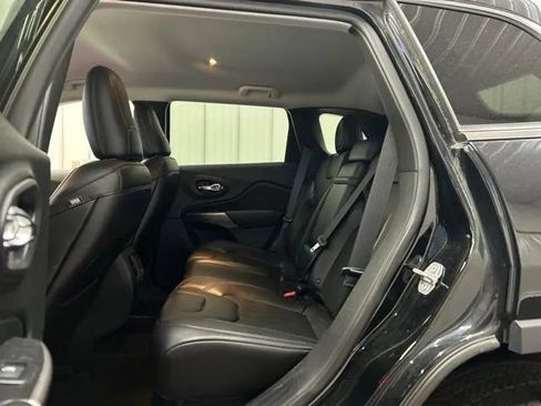 Used 2019 Jeep Cherokee Latitude Plus w/ Cold Weather Group AWD/4WD image 12