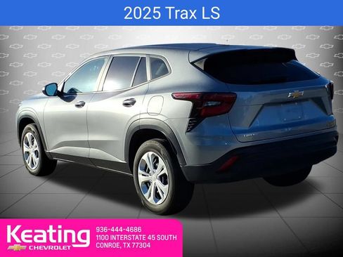 Used 2025 Chevrolet Trax LS w/ Driver Confidence Package FWD image 2