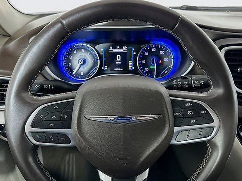 Used 2017 Chrysler Pacifica Touring-L FWD image 12