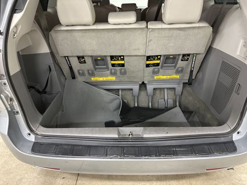 Used 2013 Toyota Sienna XLE image 33