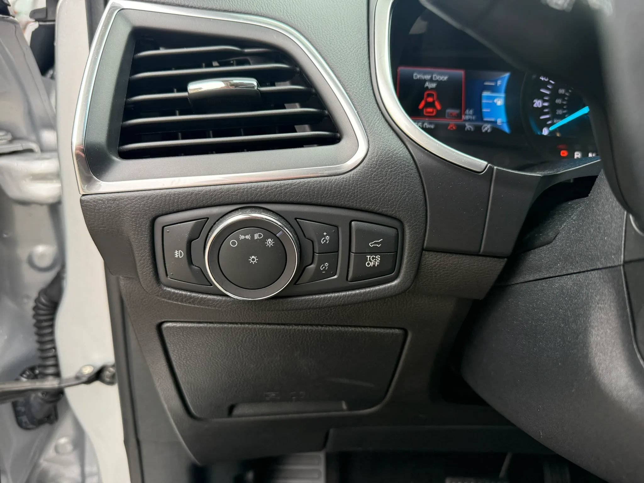 Used 2019 Ford Edge Titanium FWD image 22