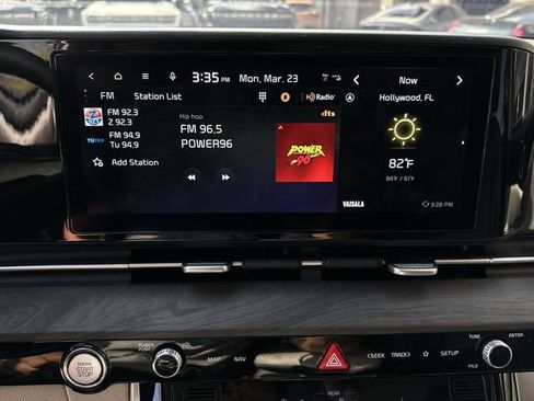 Used 2024 Kia Carnival EX image 24