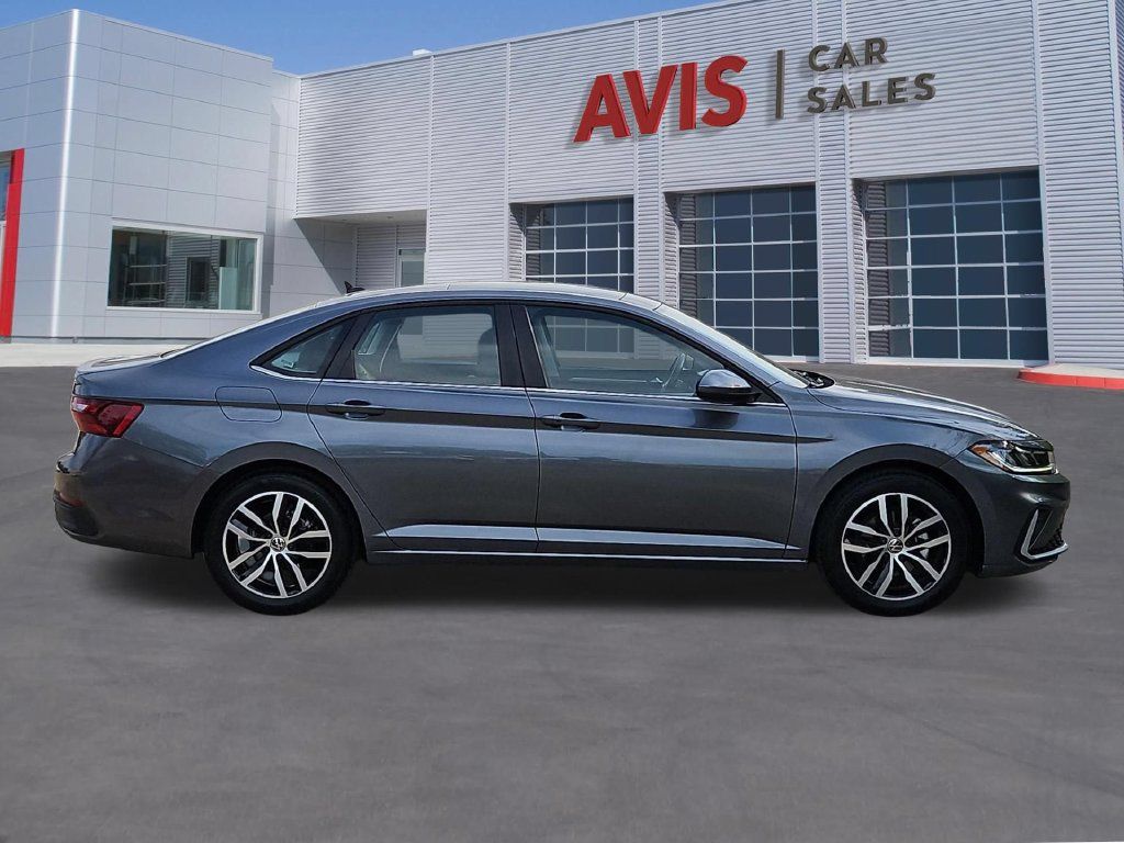Used 2025 Volkswagen Jetta SE FWD image 5