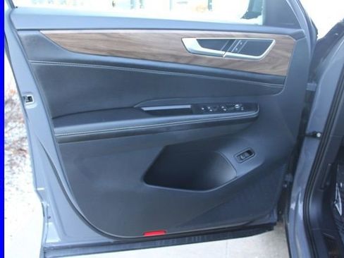 Used 2025 Volkswagen Atlas SE image 18